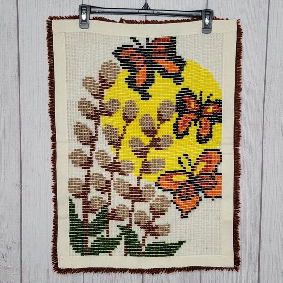 Vintage 70s Latch Hook Rug - Butterflies & Flowers, 20" x 27" - Picture 7 of 7